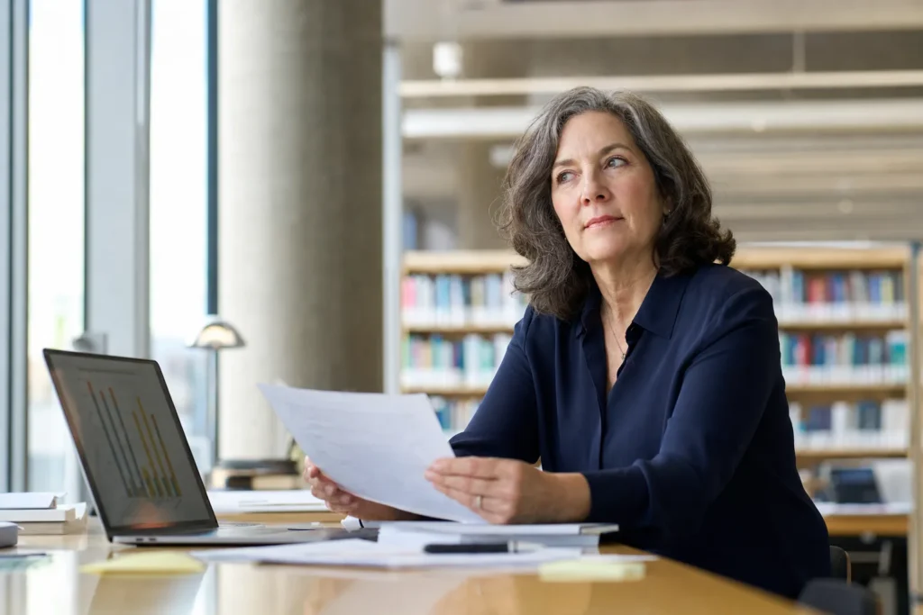 Frau prüft Forschung zum Augentraining in einer Bibliothek